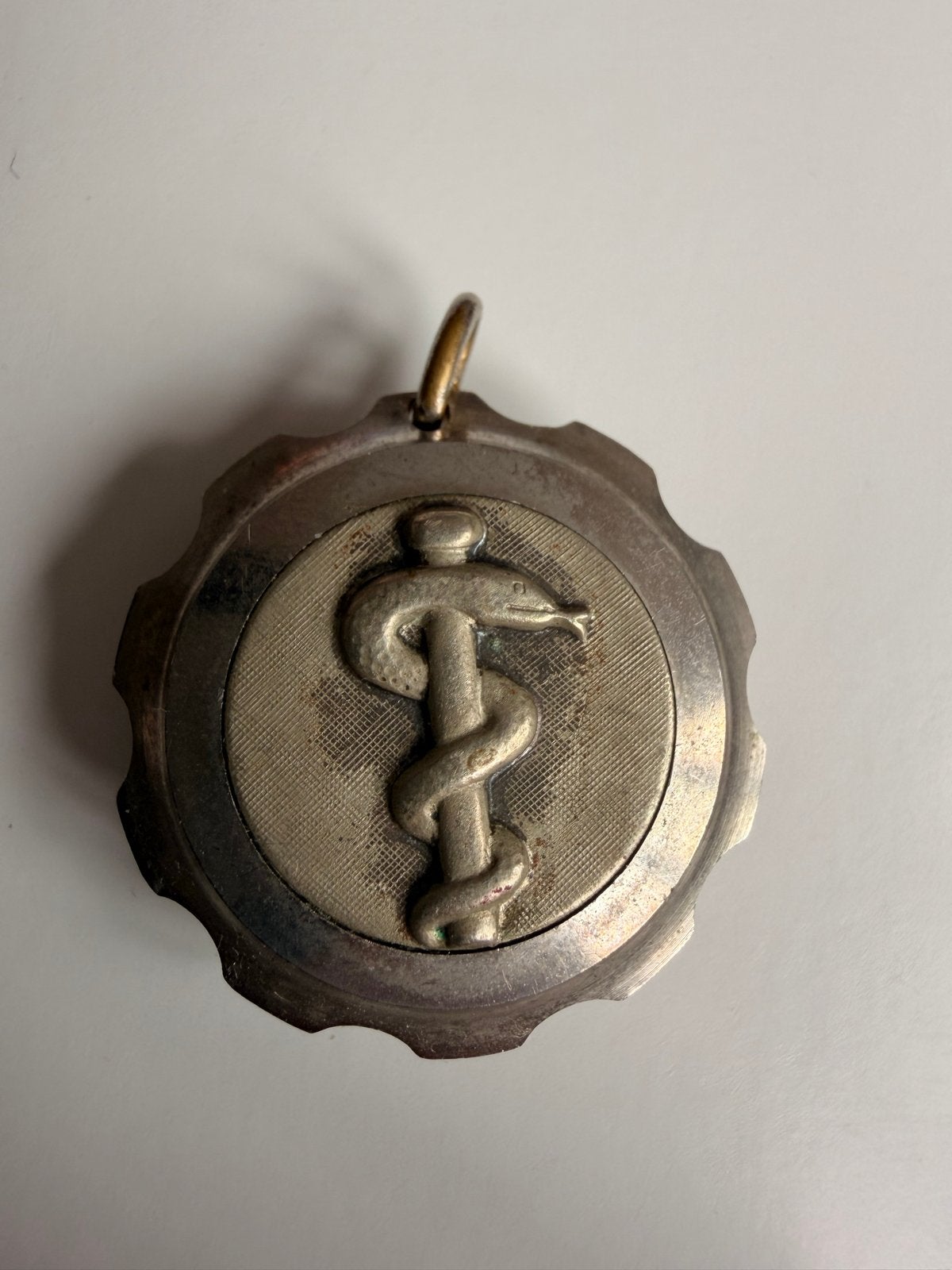 Vintage Medische SOS Medaillon Hanger met Caduceus, Verzenden, Gebruikt