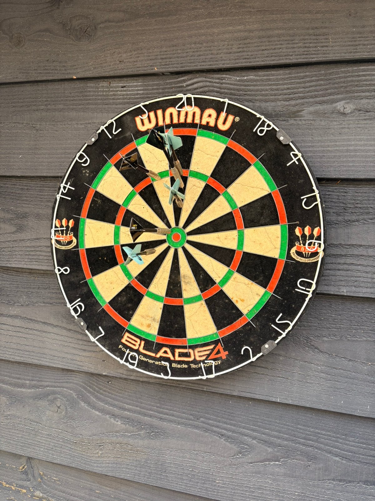 Winmau Blade 4 Dartbord met 2 sets pijlen (6), Sport en Fitness, Darts, Ophalen, Gebruikt, Dartbord met pijlen