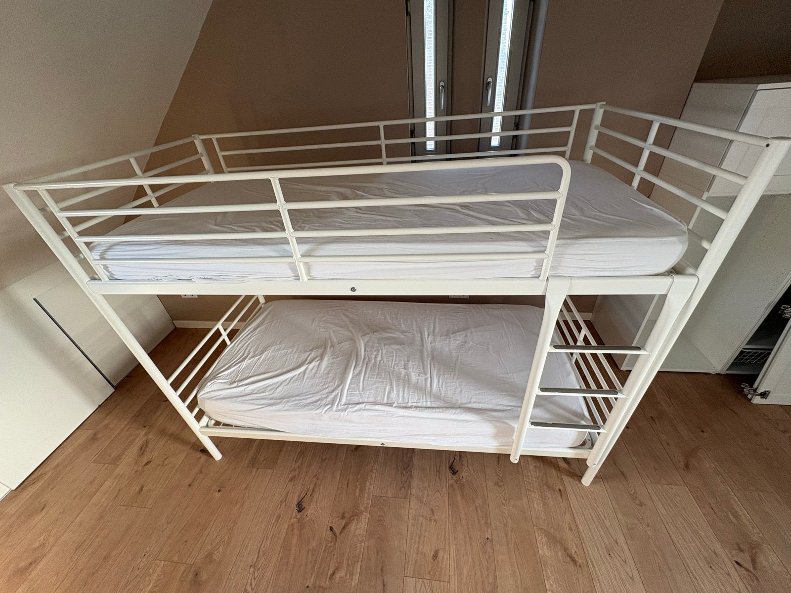 Stevig wit metalen stapelbed, Ophalen, Gebruikt, 90 cm, 160 tot 180 cm