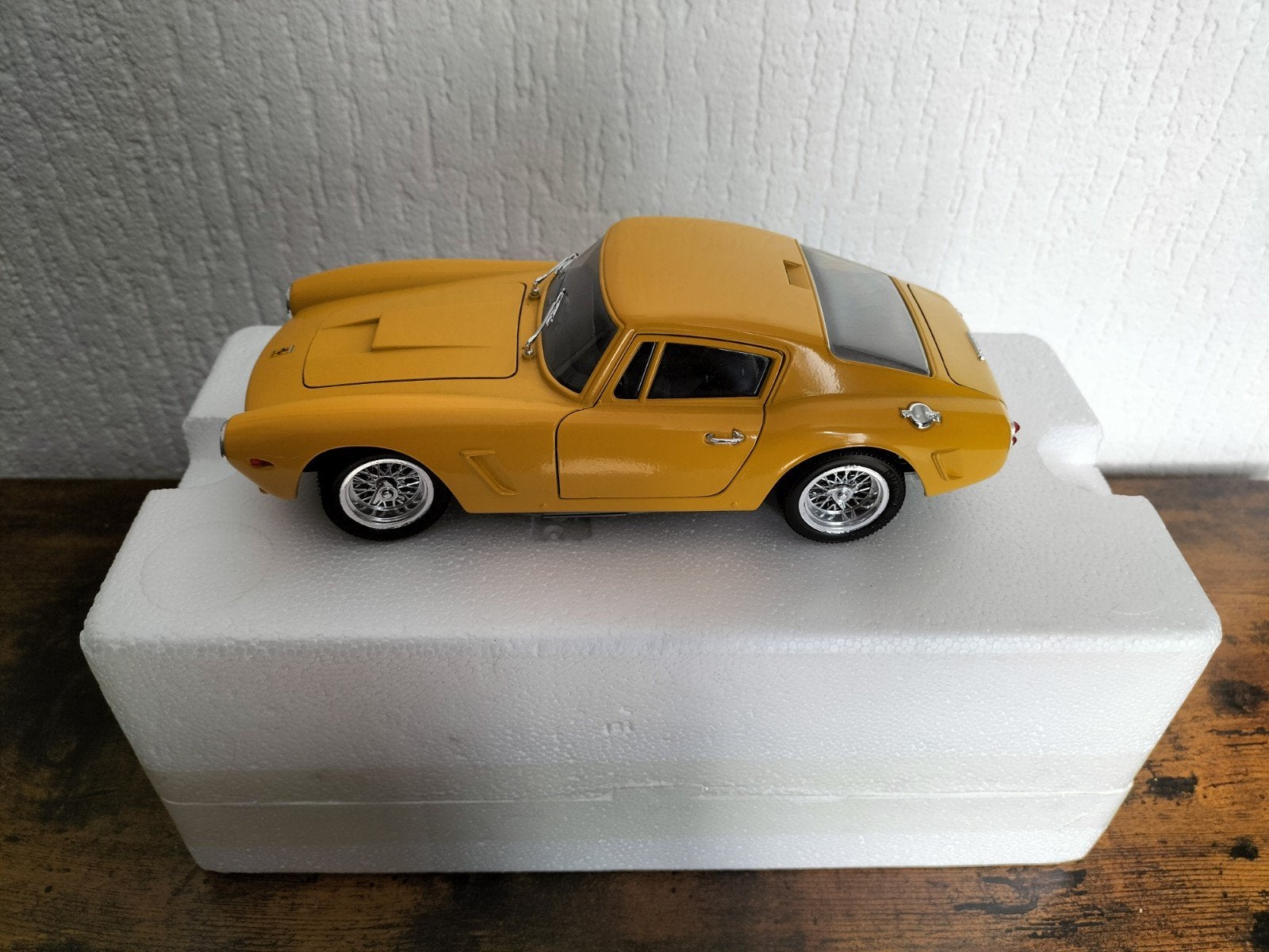 Ferrari 250 GT Berlinetta Lusso modelauto geel, Hobby en Vrije tijd, Modelauto's | 1:18, Ophalen of Verzenden, Zo goed als nieuw