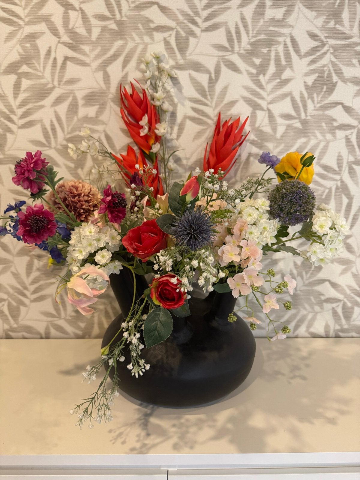 Zwarte toetervaas met kunstbloemen - Decoratief en stijlvol, Ophalen, Overige materialen, Zwart, Inclusief decoratie