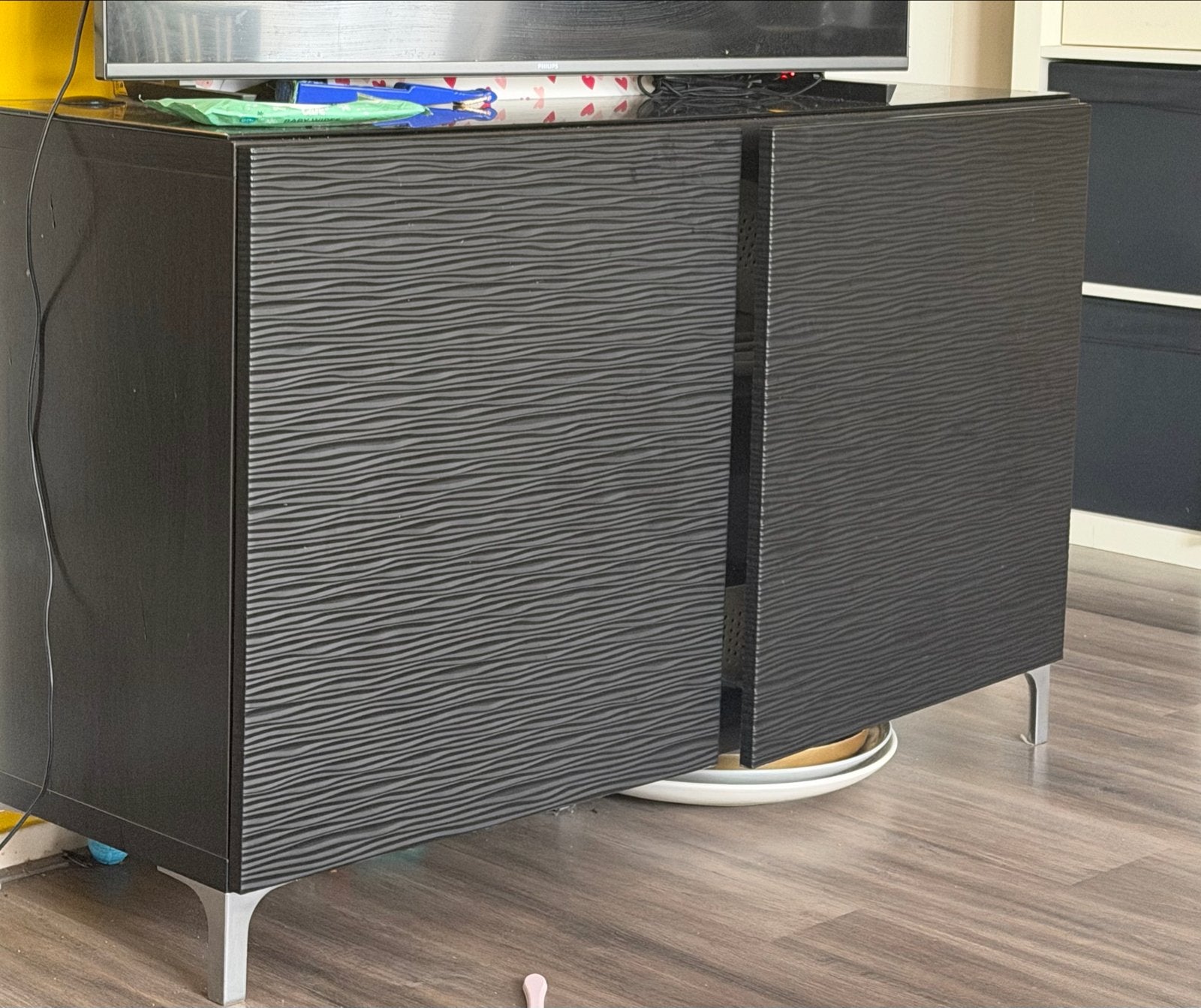 Zwarte IKEA Besta kast met deuren - Zo goed als nieuw, Huis en Inrichting, Ophalen of Verzenden, Zo goed als nieuw
