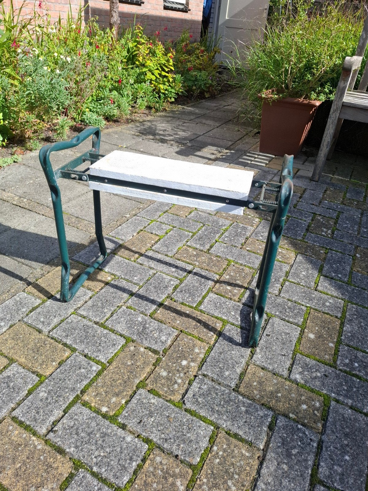 Knielbankje voor tuinieren, Ophalen