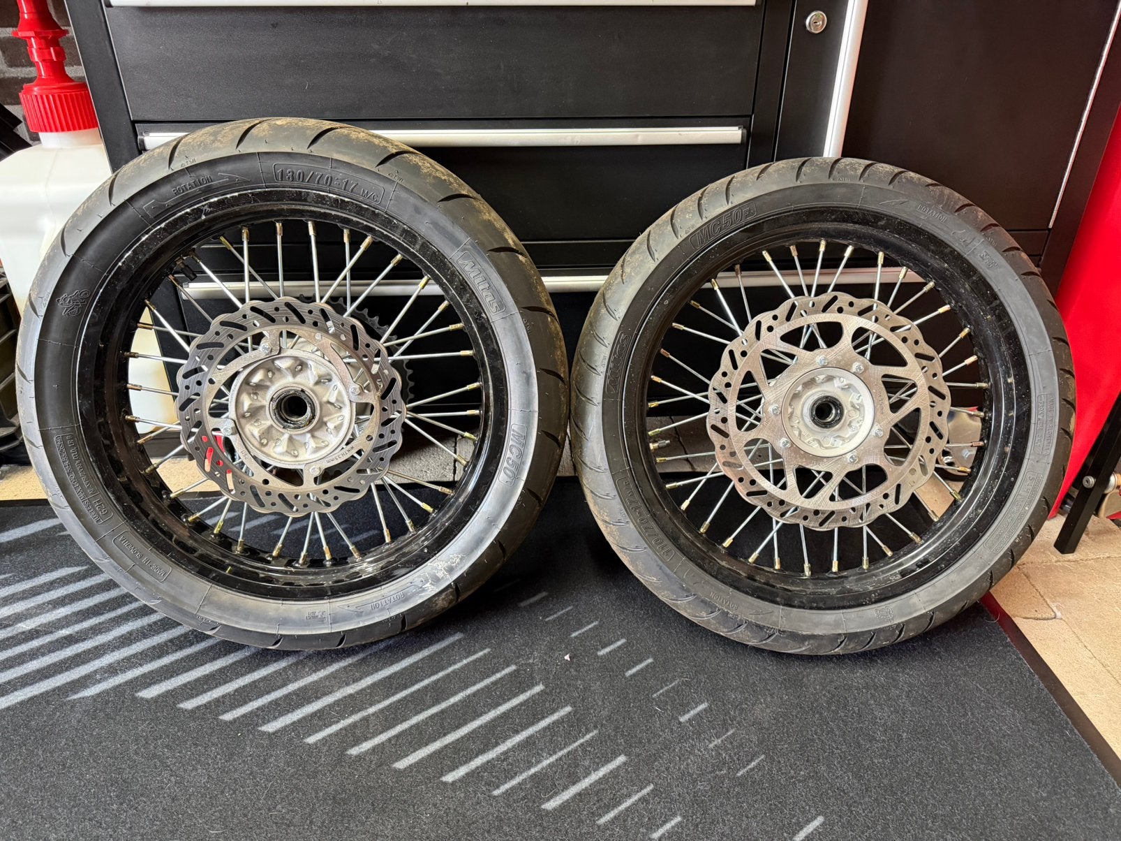 Supermoto 17” wielenset – banden zo goed als nieuw, Ophalen