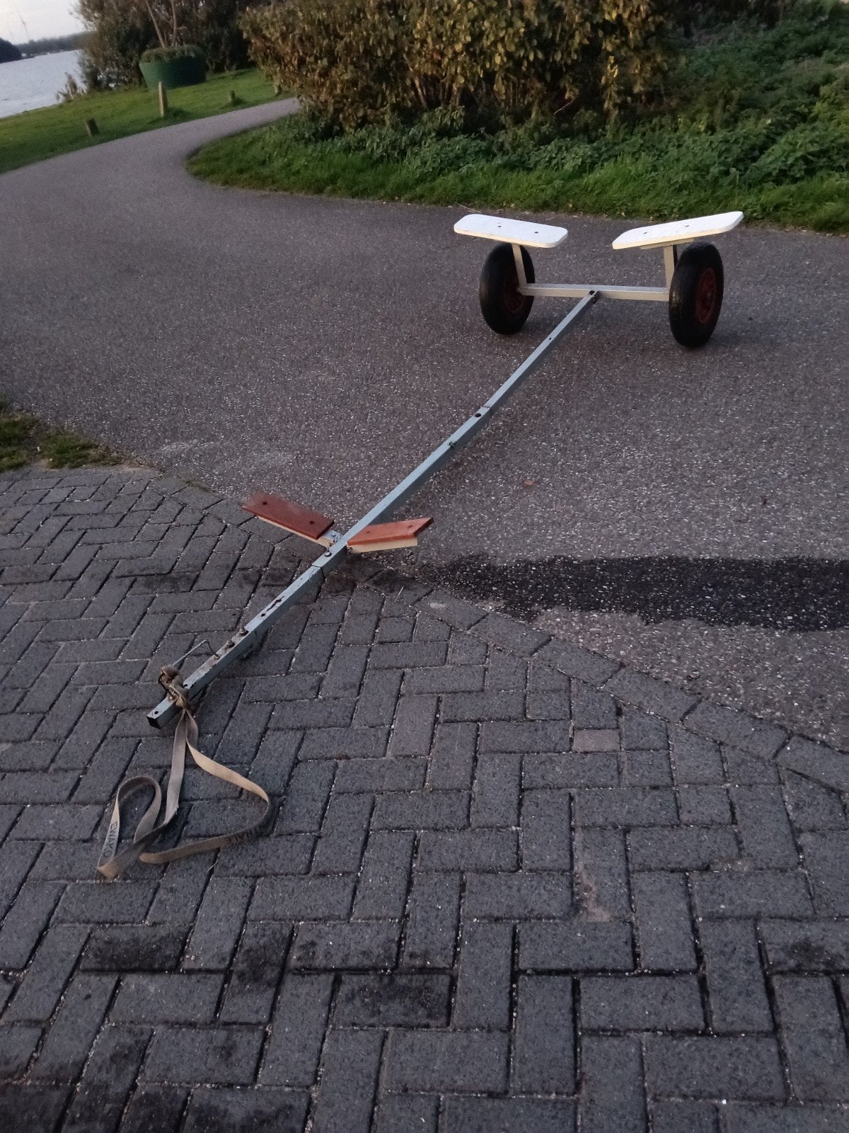 Foto 4 van rubberboot met buitenboordmotor/motor en trailer