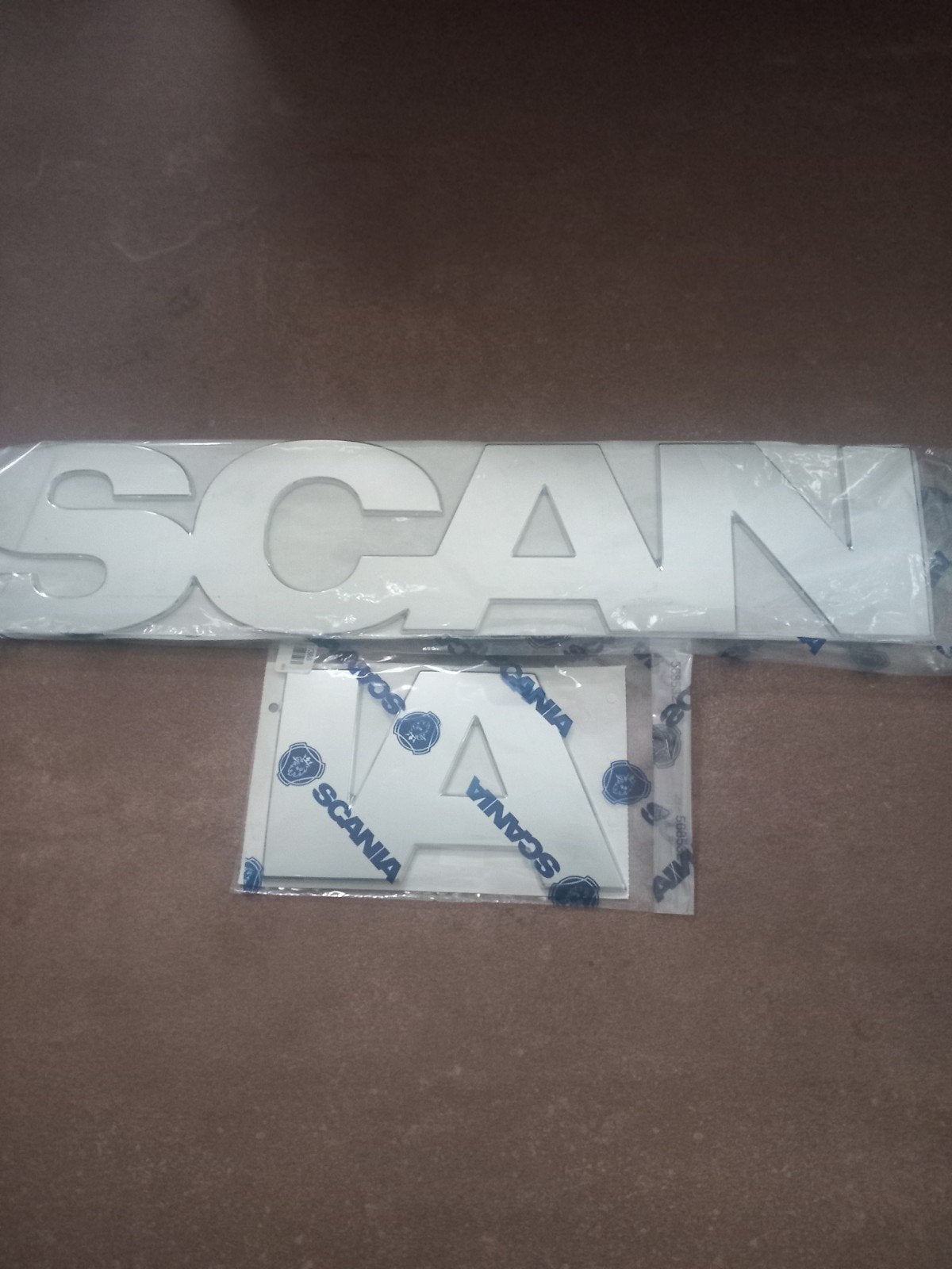 Te koop scania embleem chroom, Ophalen of Verzenden