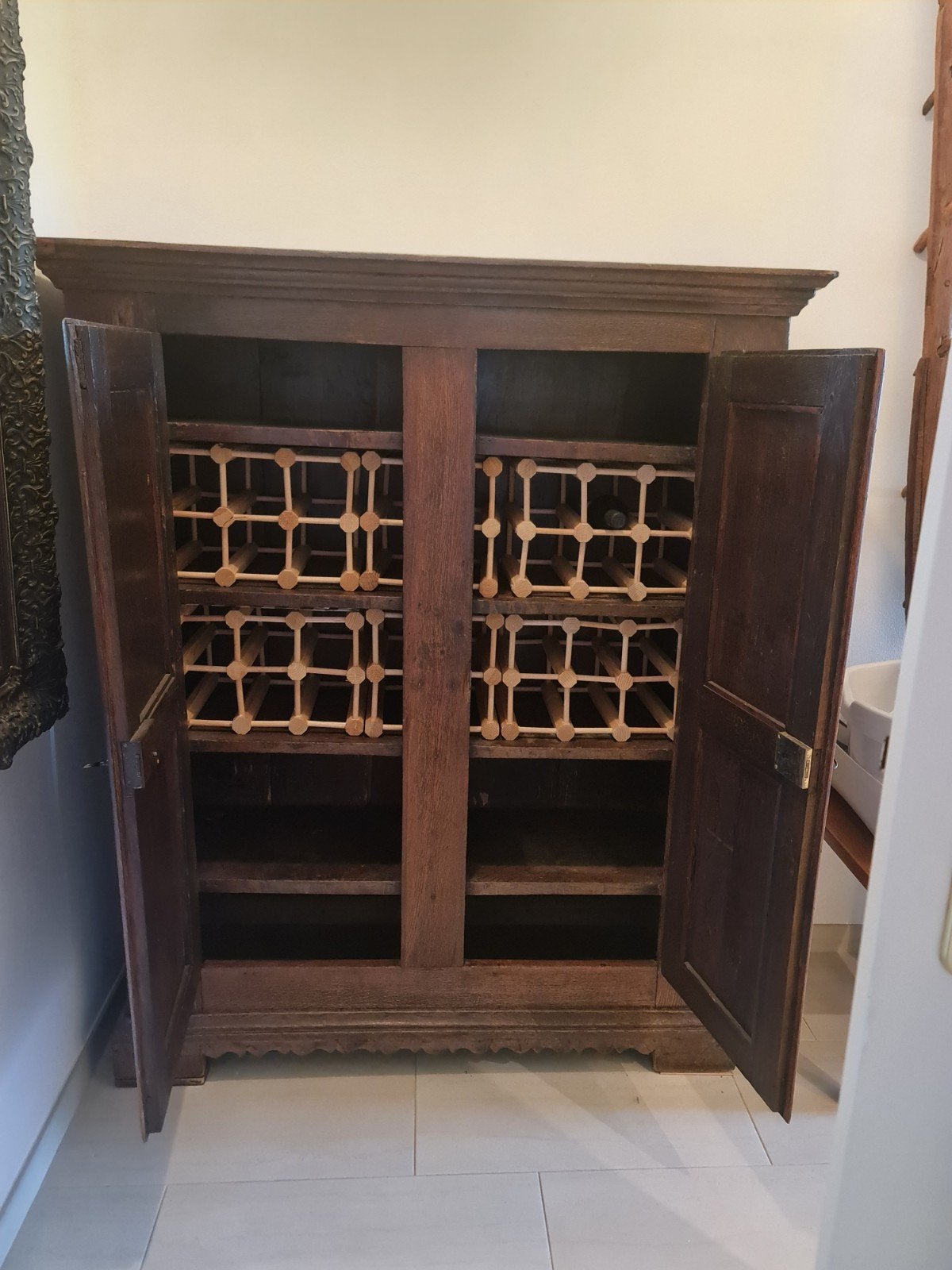 Antieke houten kast met wijnrek, Antiek en Kunst, Ophalen of Verzenden
