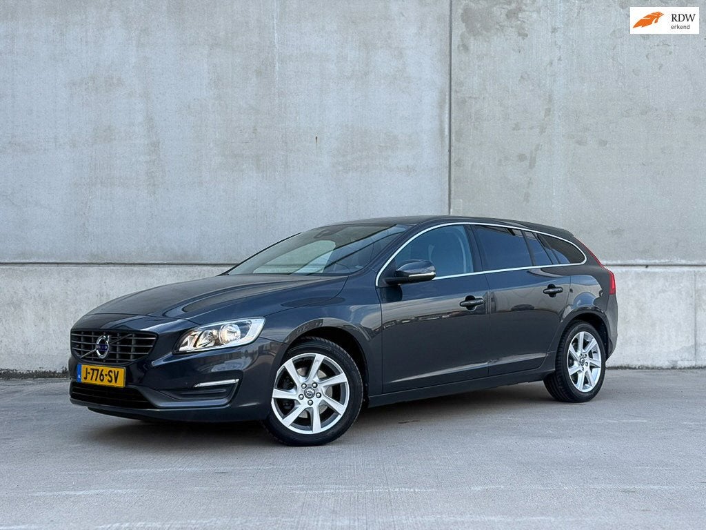 Volvo V60 1.6 T3 Kinetic Trekhaak Leder 17inch NAP, Auto's, Voorwielaandrijving, Gebruikt, Zwart, 4 cilinders