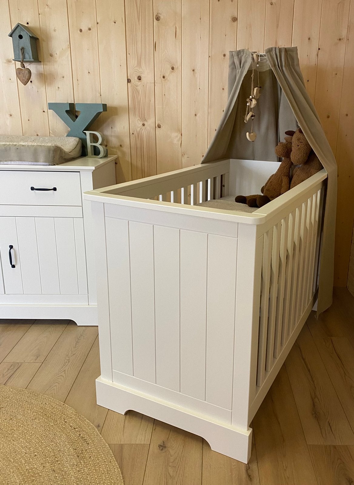 Foto 4 van Landelijke, complete babykamer