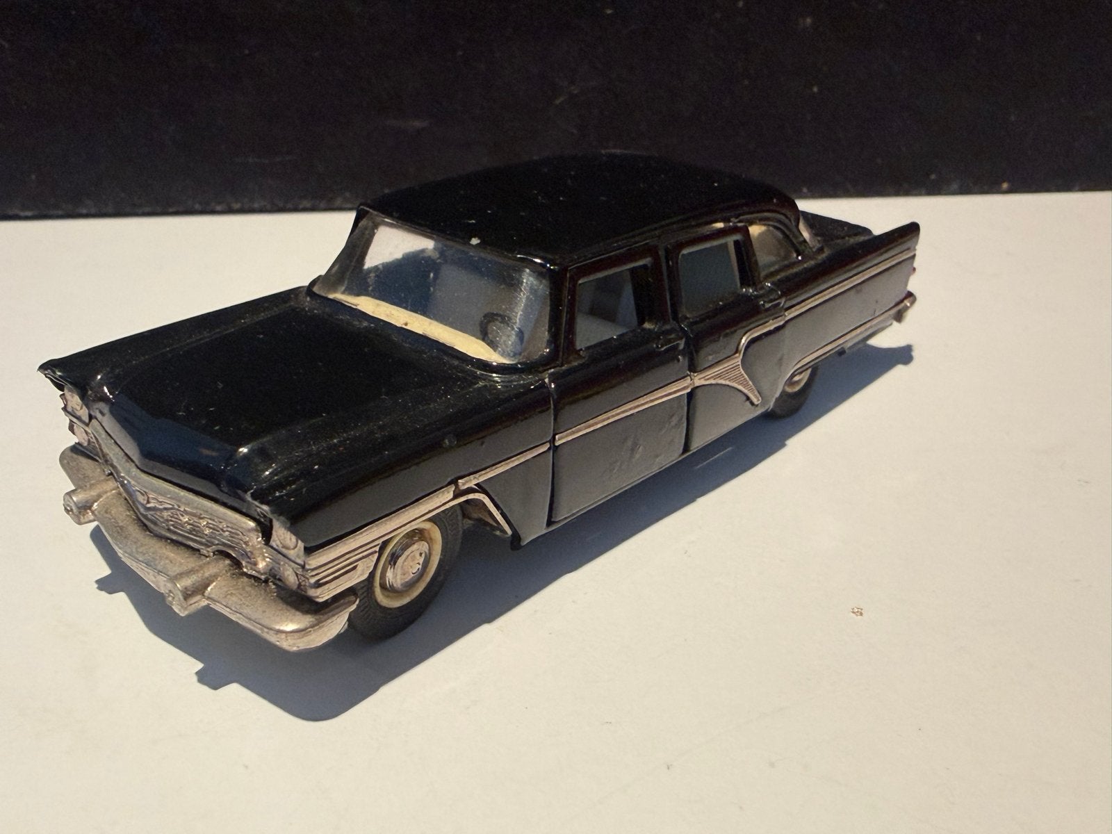 GAZ-13 Tsjaika modelauto 1:43 - Zwart, Made in USSR, Ophalen of Verzenden, Gebruikt, Auto, Overige merken