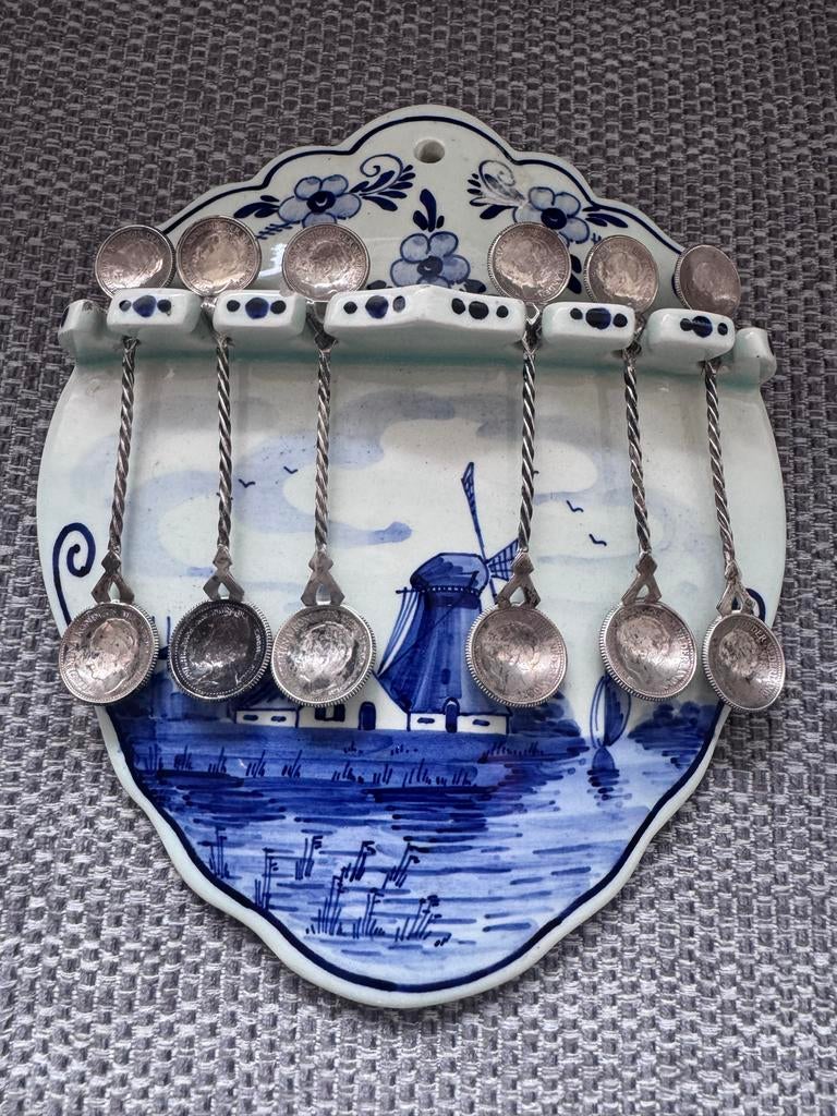 Delfts Blauw Lepelrek met 6 Zilveren Herdenkingslepels, Antiek en Kunst, Antiek | Goud en Zilver, Ophalen of Verzenden