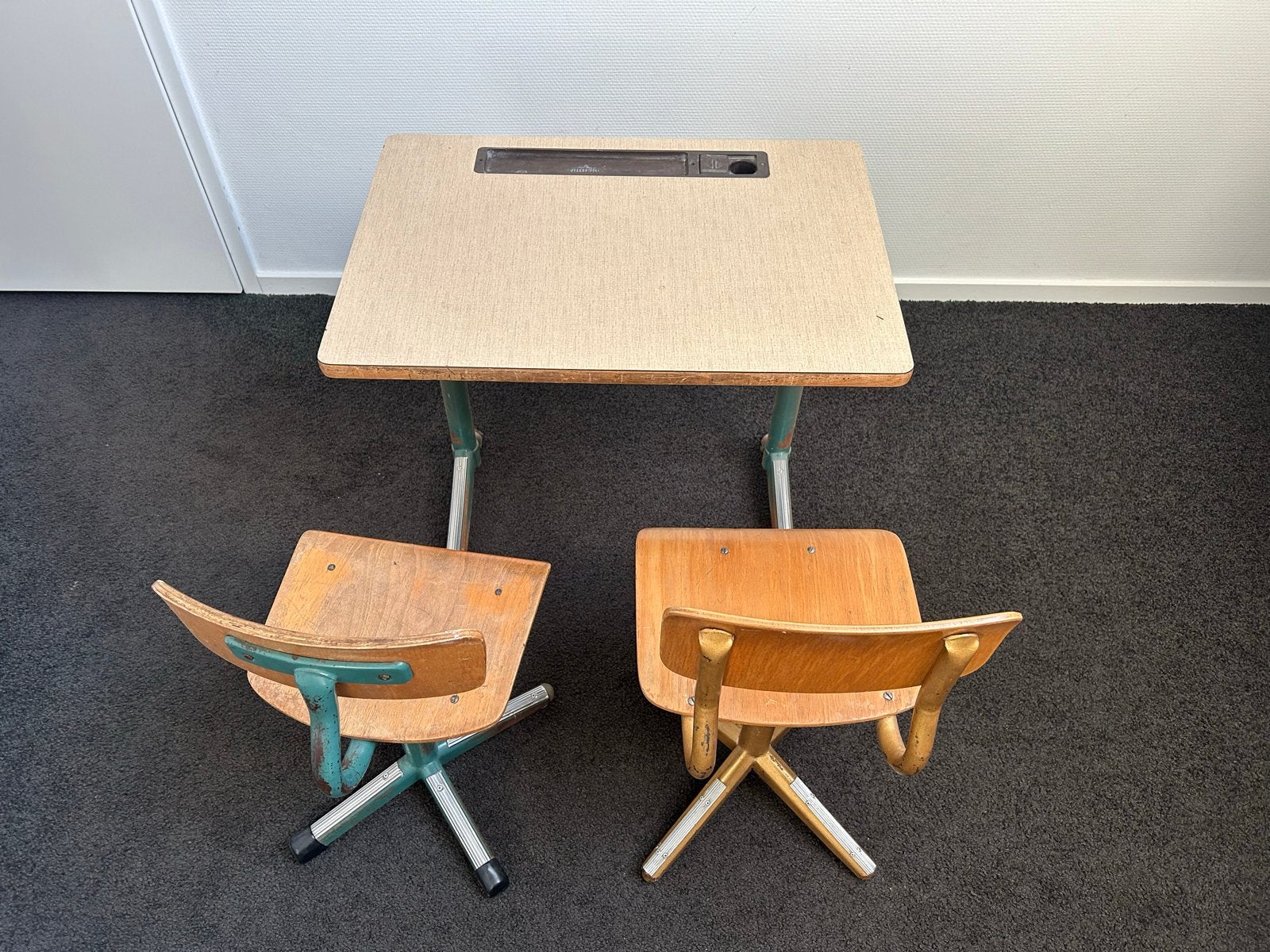 Oude schoolbank met twee stoelen, Ophalen