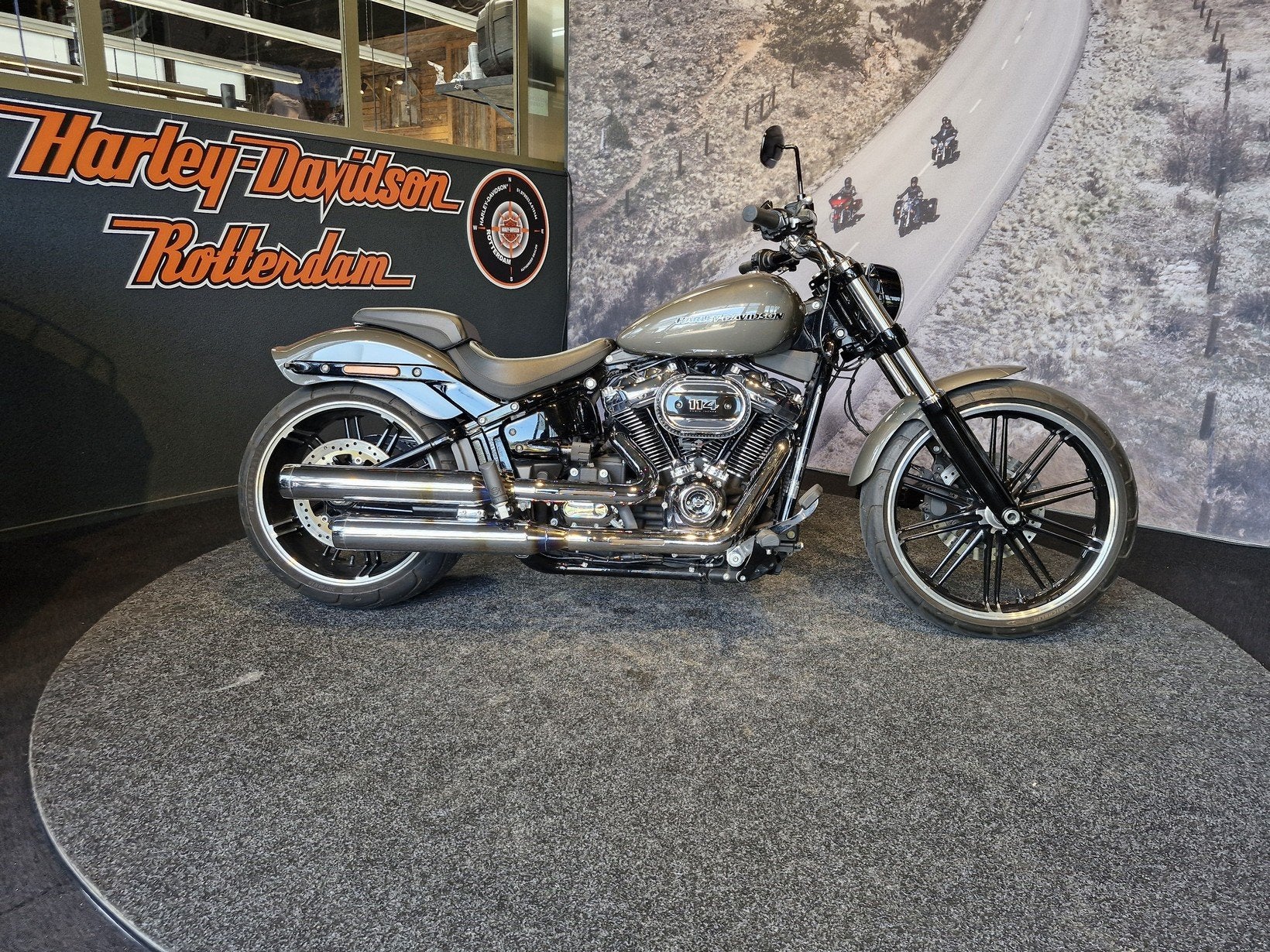 Harley-Davidson BREAKOUT 114 (bj 2019), Motoren, Motoren | Harley-Davidson, Laan van Vredenoord 33
2289 DA  RIJSWIJK, NL, Bedrijf