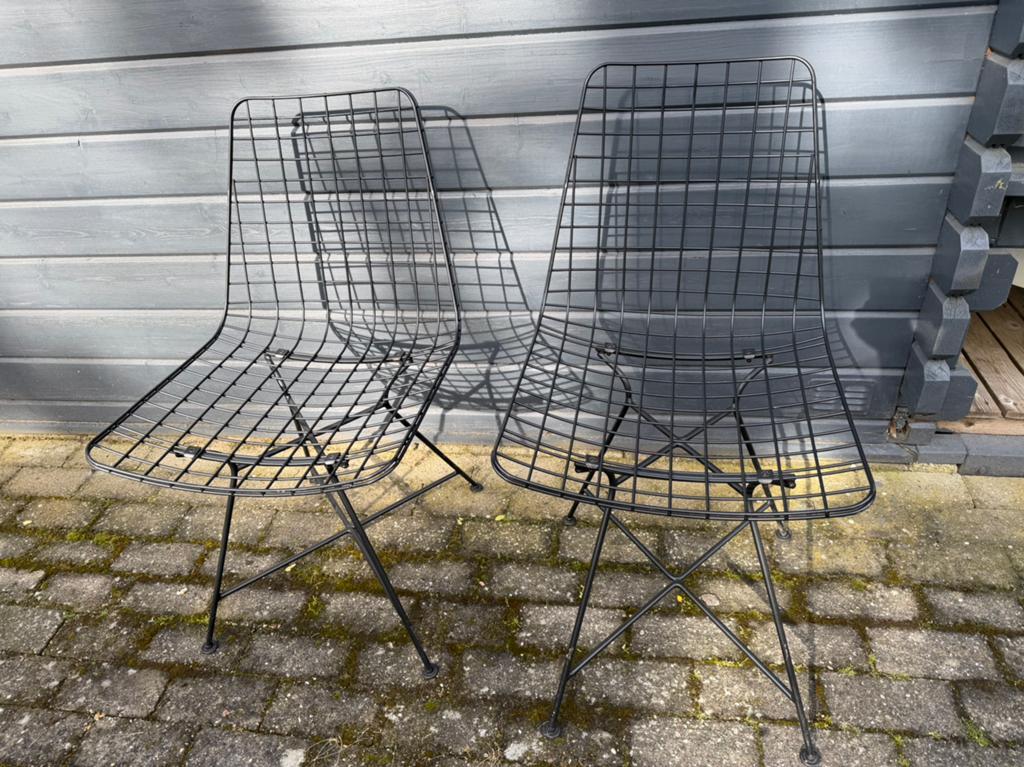 Twee draadstoelen, Ophalen, Zo goed als nieuw, Zwart, Twee