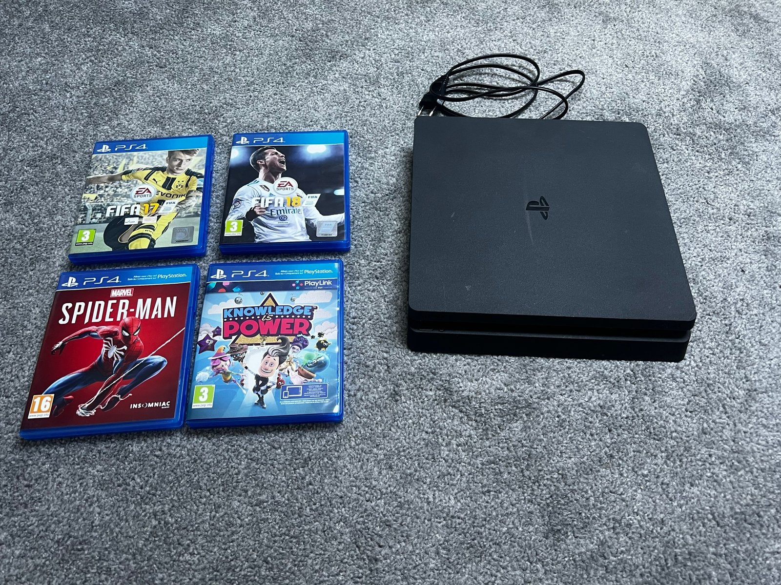 PS4 met 4 spellen - Zo goed als nieuw, Ophalen, Met games, Zo goed als nieuw, Zonder controller