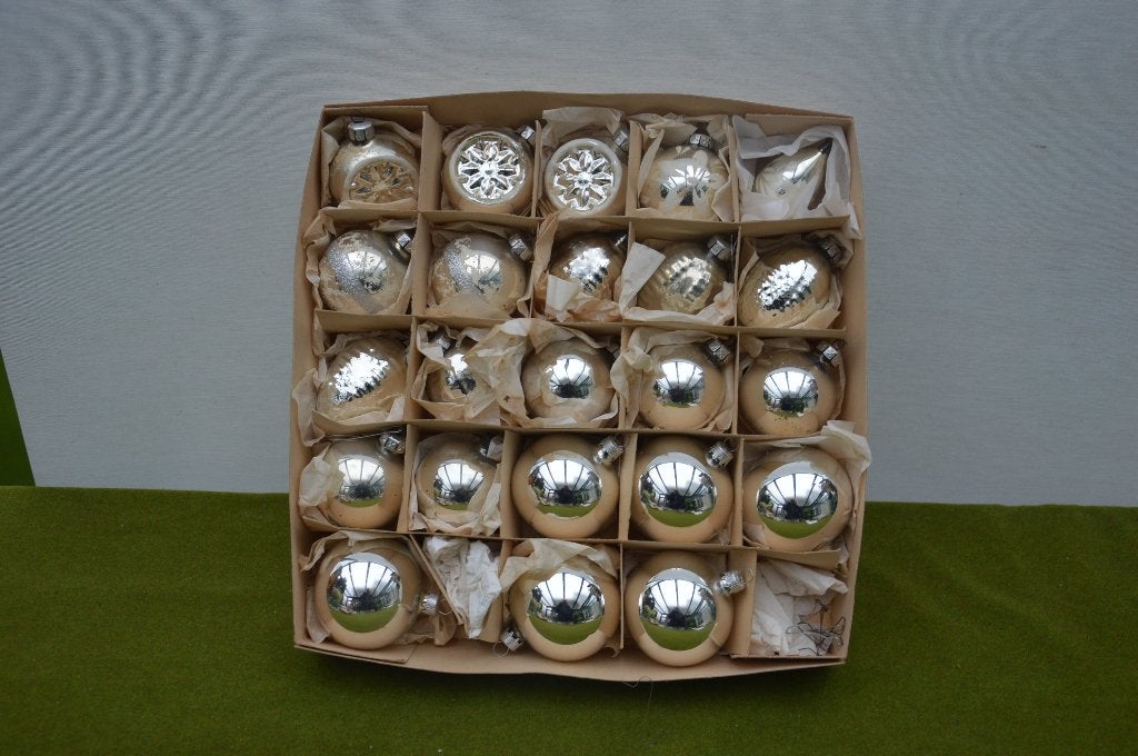 23 antieke zilveren kerstballen, dennenappels, halve sinaasa, Diversen, Kerst, Gebruikt, Ophalen of Verzenden