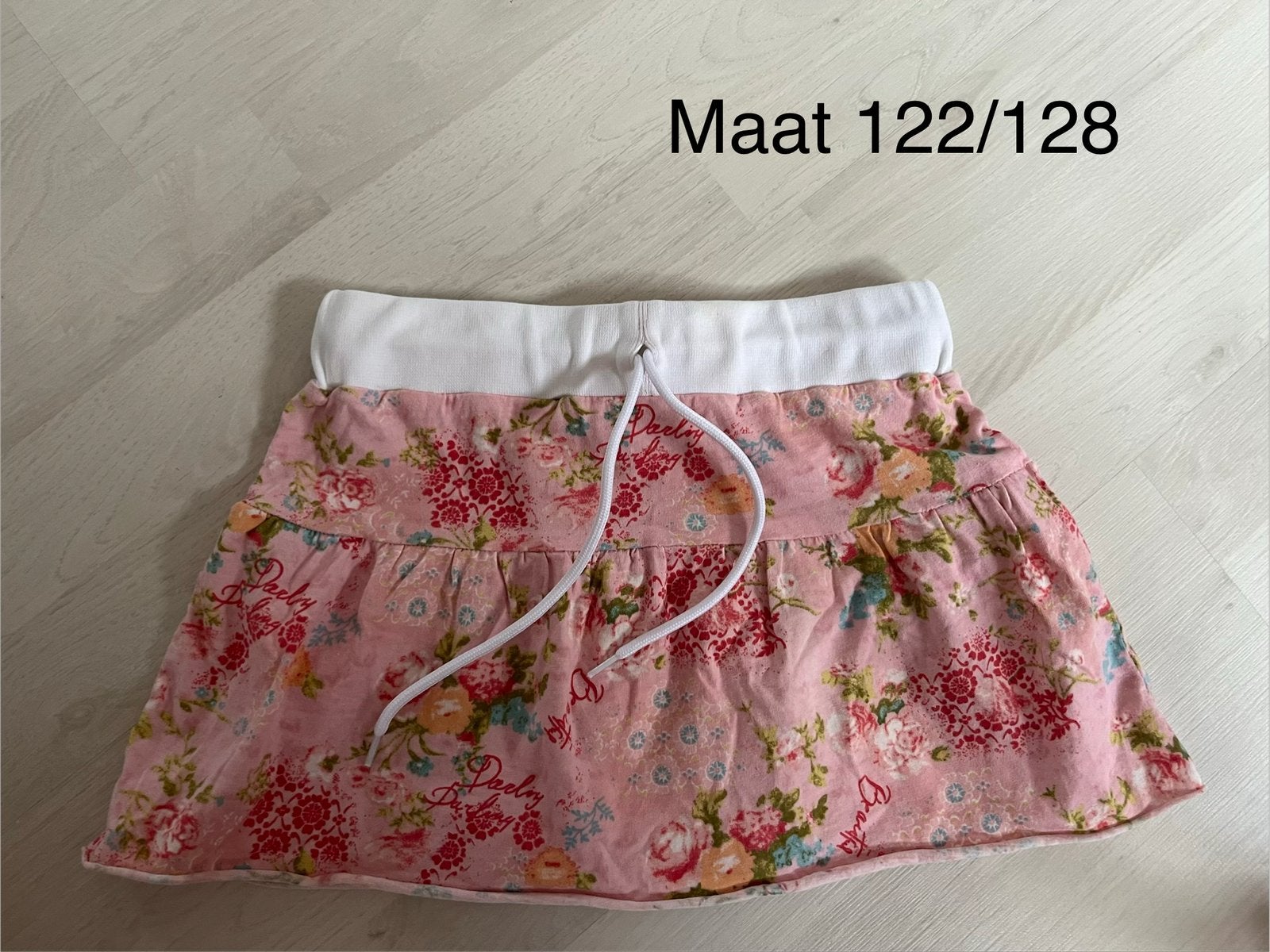 Zelfgemaakt rokje met bloemen, ongeveer maat 122/128, Kinderen en Baby's, Kinderkleding | Maat 122, Ophalen of Verzenden, Zo goed als nieuw