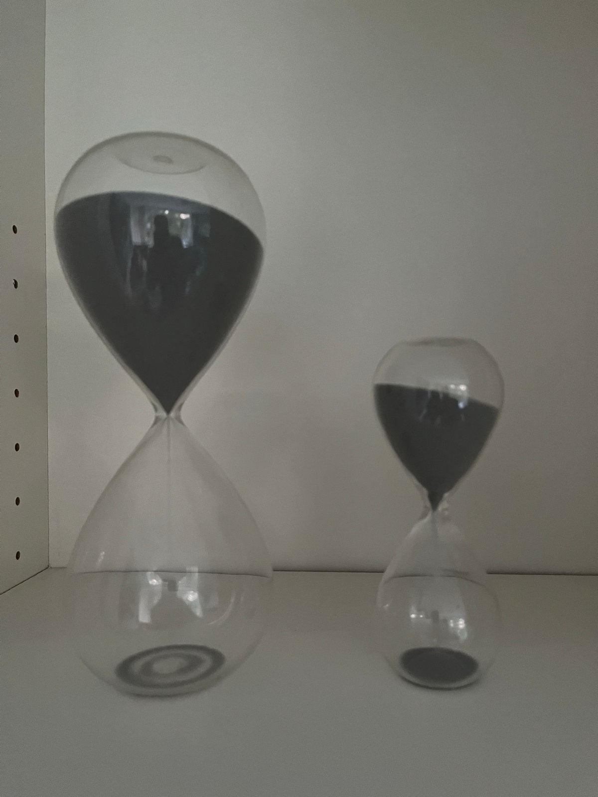 Set van 2 glazen zandlopers met zwart zand, Huis en Inrichting, Woonaccessoires | Overige, Ophalen, Zo goed als nieuw