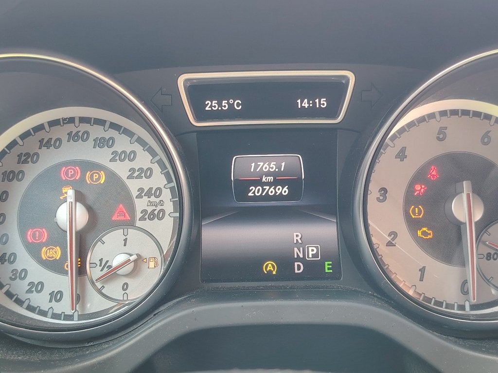 Mercedes-Benz CLA 180 1.6 90KW 7G-DCT (aut) 2015 Wit, 4 cilinders, 715 kg, 1595 cc, 1200 kg