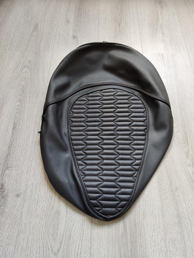 Zadelhoes buddydek Vespa S50 zwart custom NIEUW, Fietsen en Brommers, Brommeronderdelen | Scooters, Info@jynkx.com, Nieuw, Ophalen of Verzenden