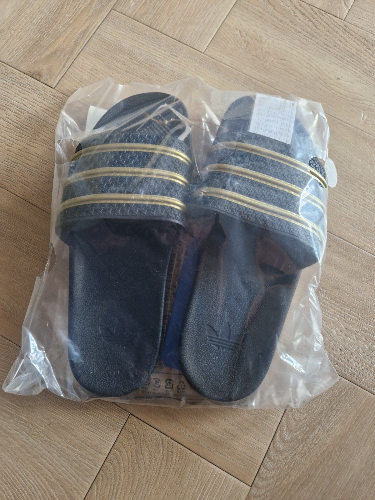 Adidas Adilette Slippers Zwart Goud - Maat 44.5, Kleding | Heren, Schoenen, Slippers, Zwart, Nieuw, Ophalen of Verzenden