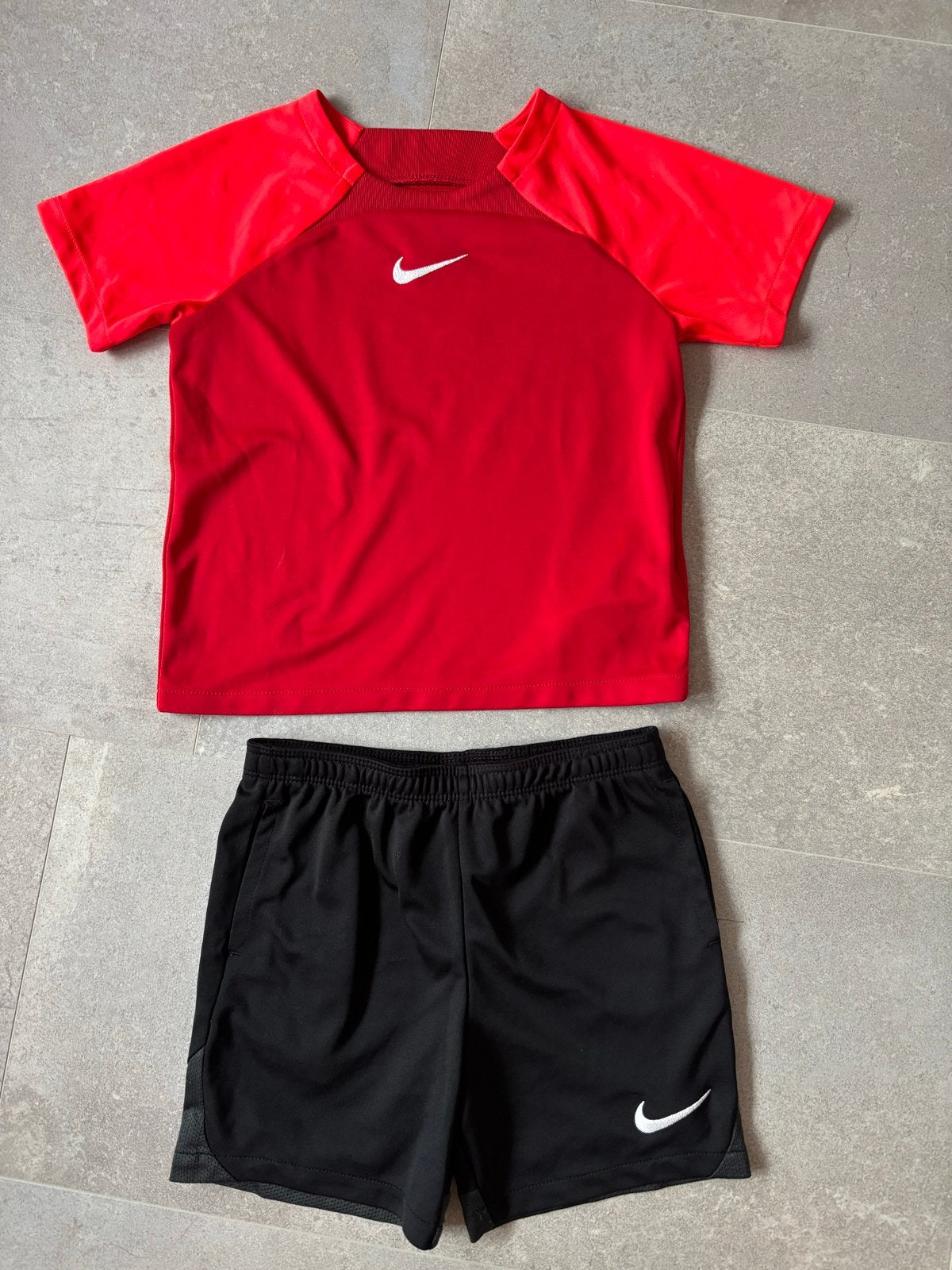 Nike Dri-Fit Voetbalsetje Rood/Zwart - Maat 116-122 CM, Kinderen en Baby's, Ophalen of Verzenden, Zo goed als nieuw, Jongen of Meisje