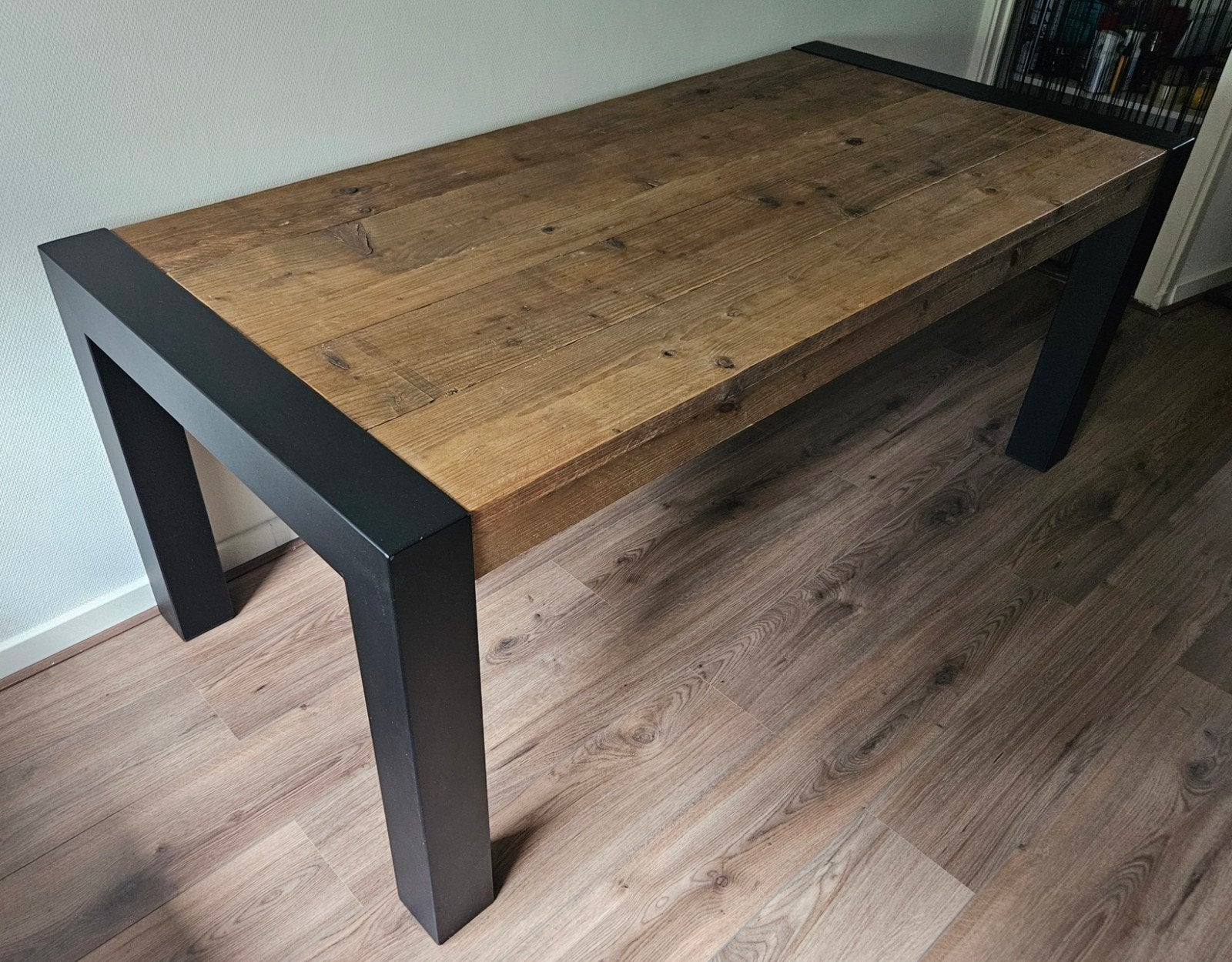 Steigerhouten eettafel met zwart metalen onderstel, Industrieel, robuust, 50 tot 100 cm, Zo goed als nieuw, 150 tot 200 cm