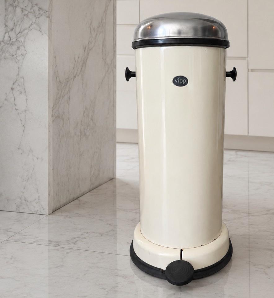 Vipp 16 Pedaalemmer 18L – Deens Design – Crème/Wit, Huis en Inrichting, Woonaccessoires | Prullenbakken, Ophalen, Met pedaal, 50 tot 75 cm
