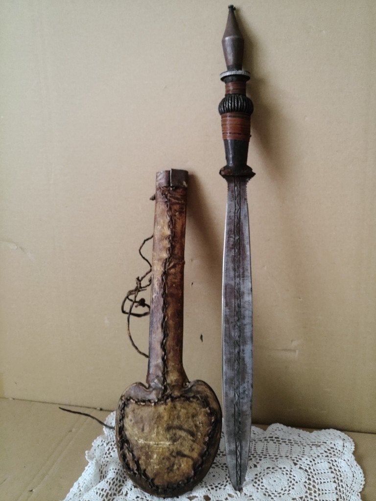 Afrikaans Yaka mbeeli of yaphoca kortzwaard dolk 58cm Congo, Antiek en Kunst, Ophalen of Verzenden
