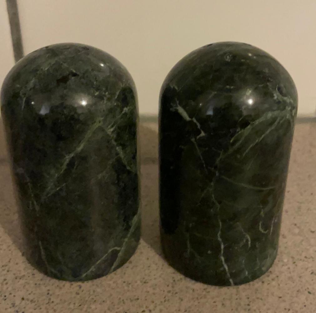 Marmeren groen peper en zoutstel marmer retro, Huis en Inrichting, Keuken | Keukenbenodigdheden, Ophalen of Verzenden, Zo goed als nieuw