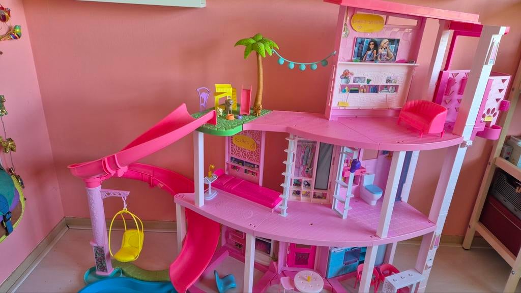 Barbie dreamhouse met Zwembad en Glijbaan, Ophalen of Verzenden, Zo goed als nieuw, Poppenhuis