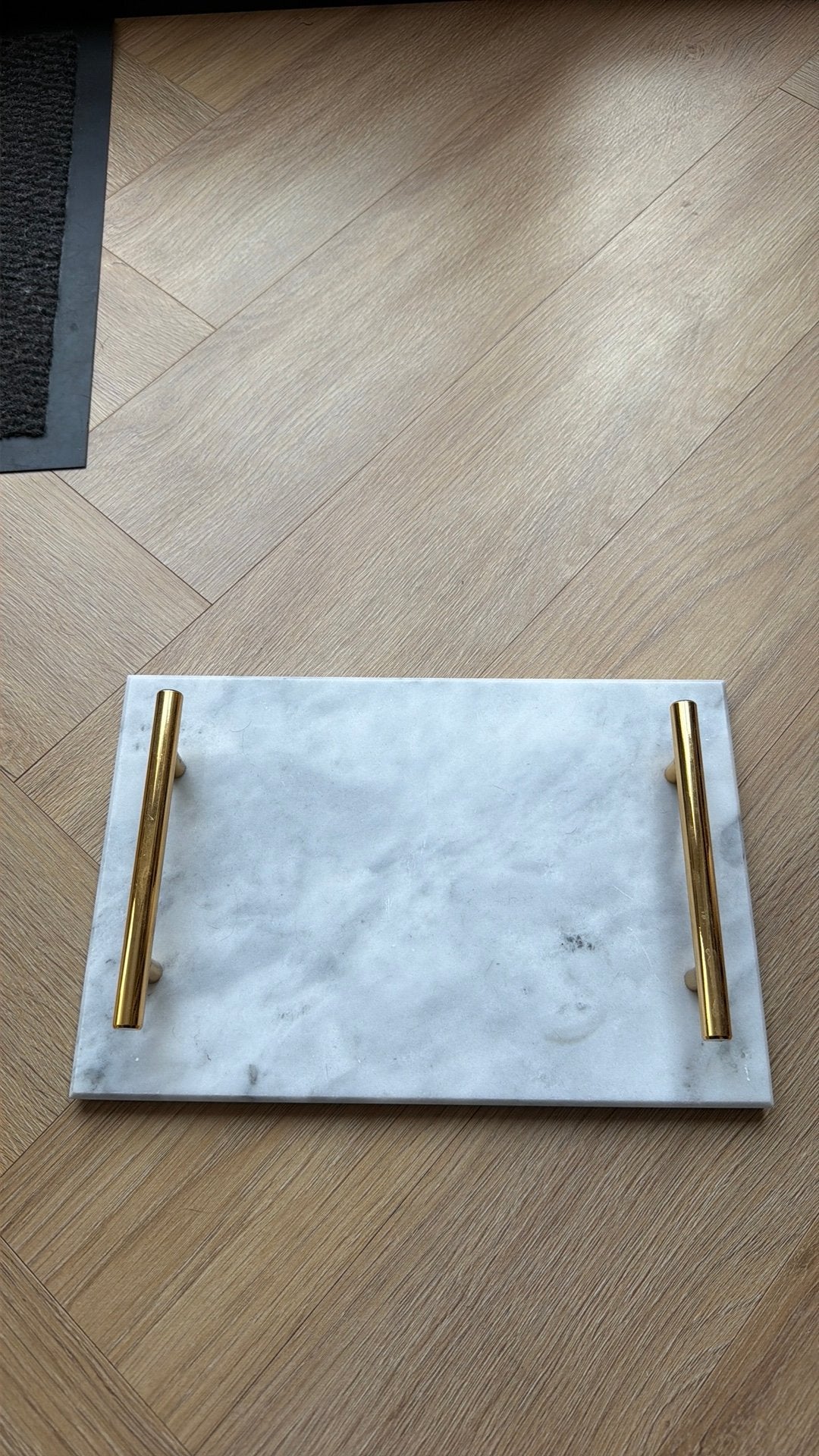 Marmeren dienblad met gouden handvatten, Huis en Inrichting, Ophalen of Verzenden, Zo goed als nieuw, Rechthoekig, Overige materialen