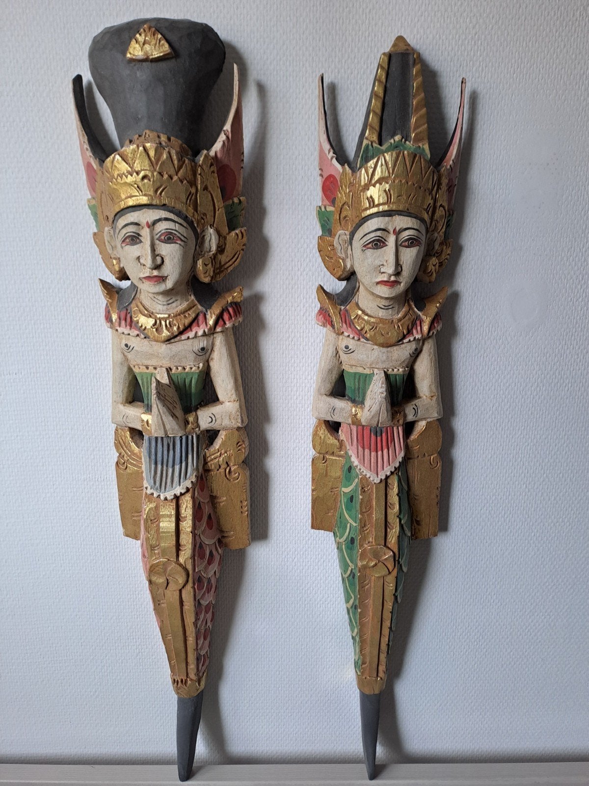 Twee Balinese houten beelden - Wanddecoratie, Antiek en Kunst, Geschilderd, Indonesië, Meerkleurig, Beeld