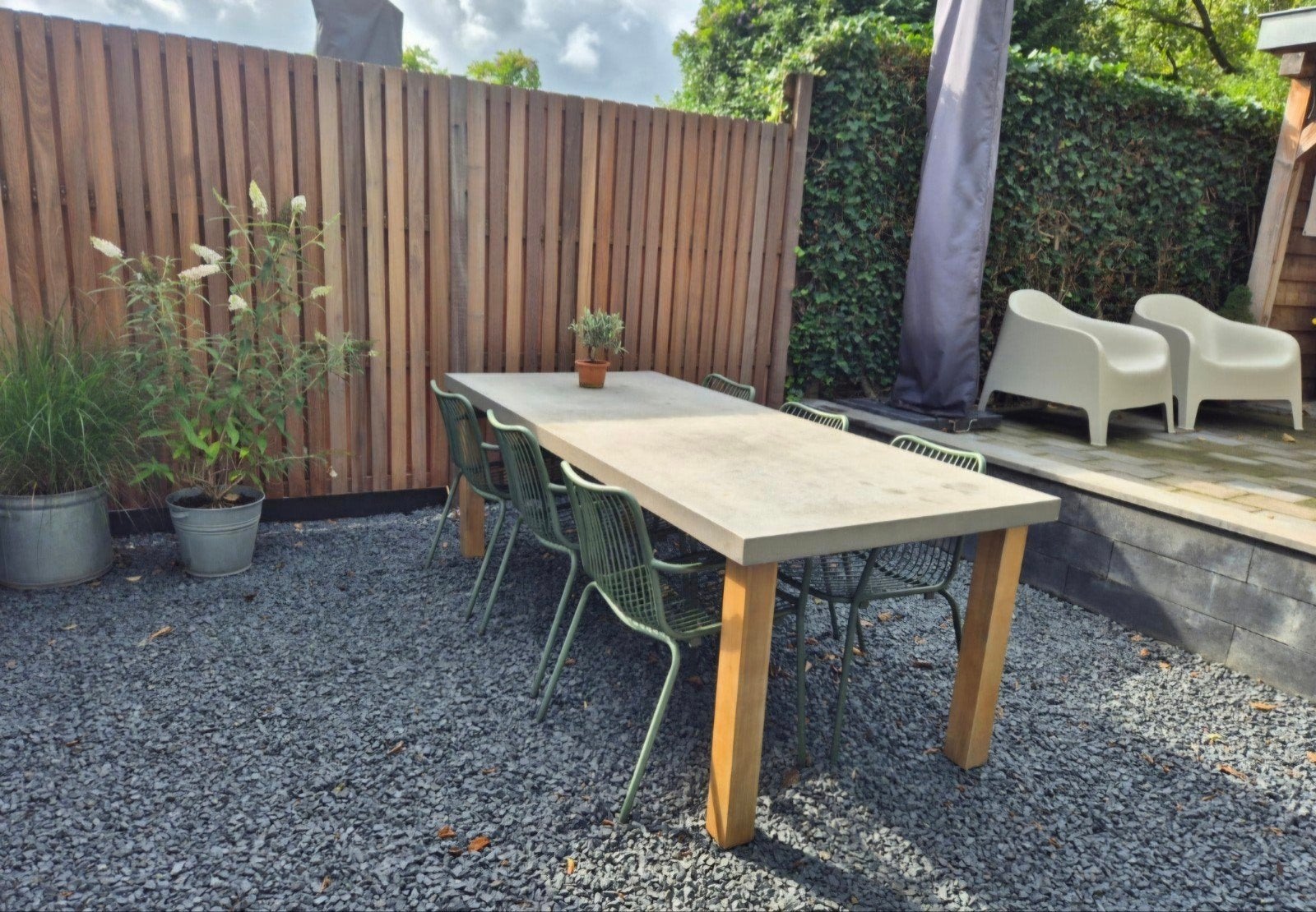Gratis stevige tuintafel met betonlook blad en houten poten, Tuin en Terras, Ophalen, Gebruikt