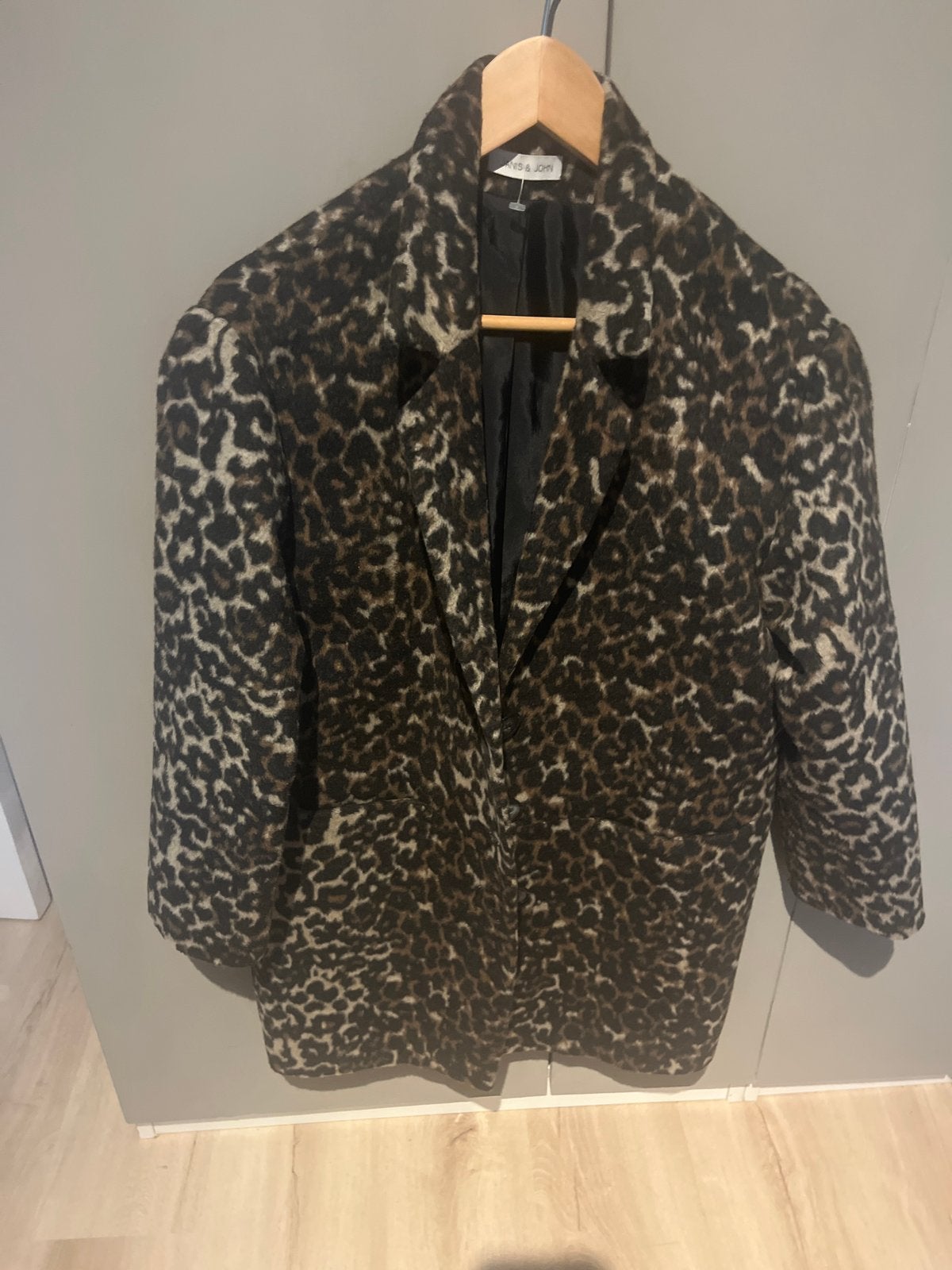 Janis & John Luipaardprint Jas - Maat s/m, Kleding | Dames, Ophalen of Verzenden, Zo goed als nieuw, Maat 38/40 (M), Meerkleurig