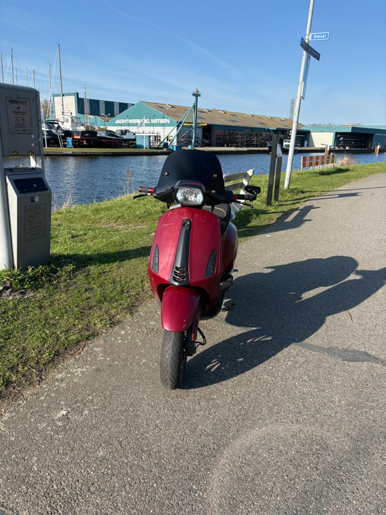 Vespa sprint 80cc uit 2017, Fietsen en Brommers, Ophalen, Zo goed als nieuw, Benzine