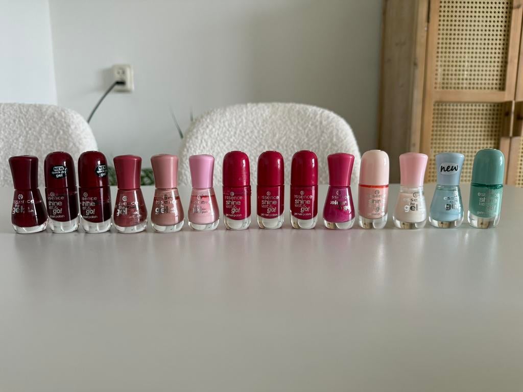 Set van 30 nagellakjes - Diverse kleuren & merken + mandje, Sieraden, Tassen en Uiterlijk, Uiterlijk | Cosmetica en Make-up, Zo goed als nieuw
