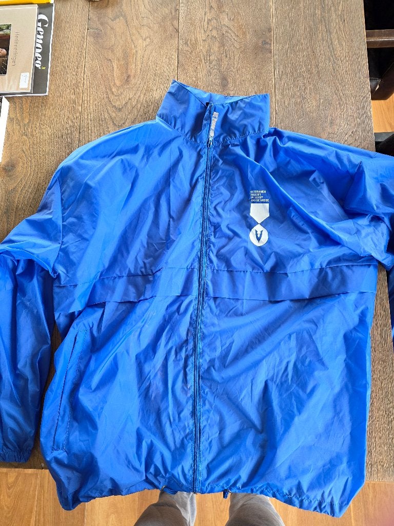 Exclusieve Veteranendag Crew Windbreaker Mt L met Capuchon, Ophalen of Verzenden, Gedragen, Maat 52/54 (L), Blauw