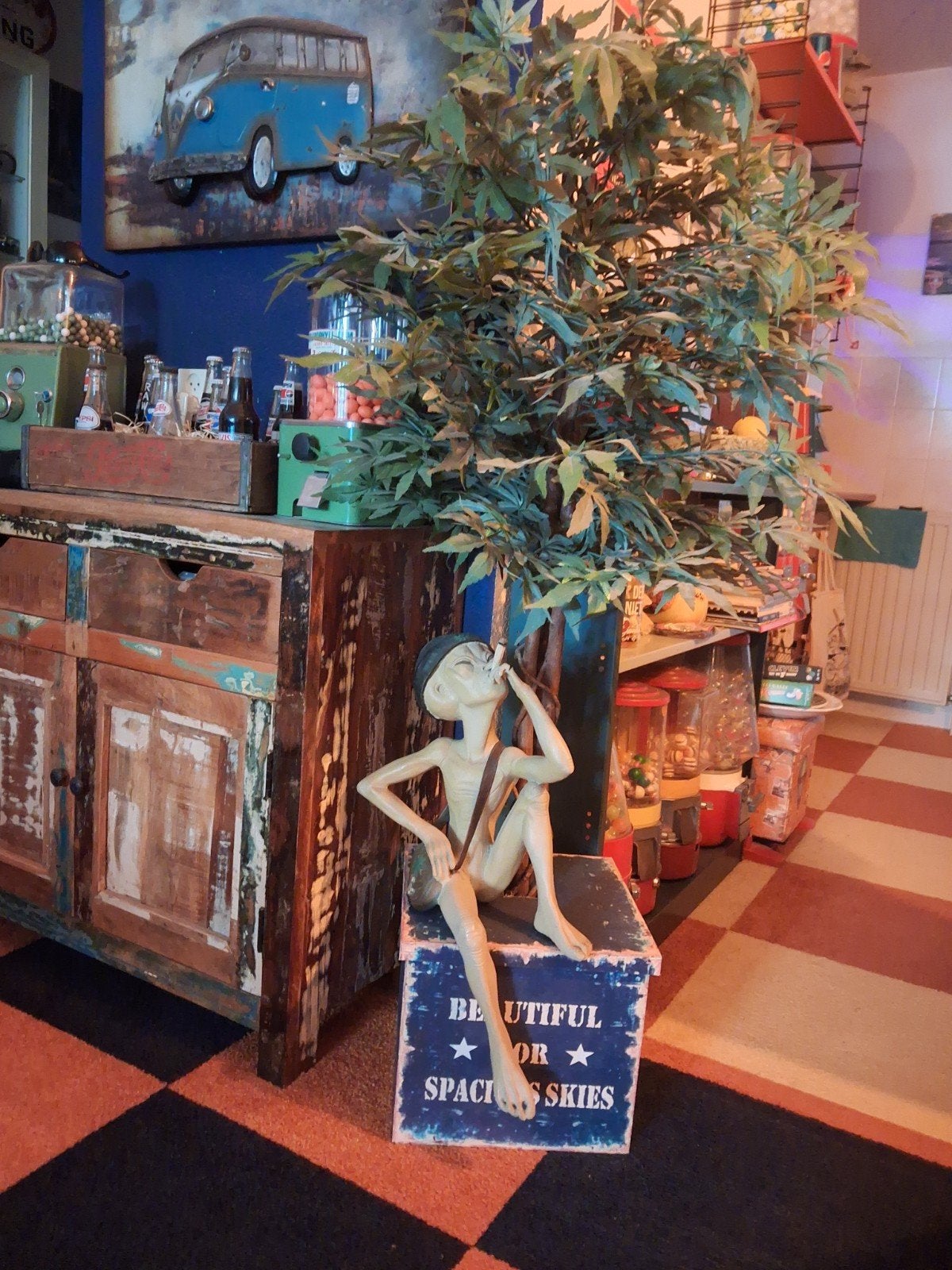 Wietplant ( kunst) met rokende wiet alien, Verzamelen, Beelden en Beeldjes, Ophalen, Gebruikt