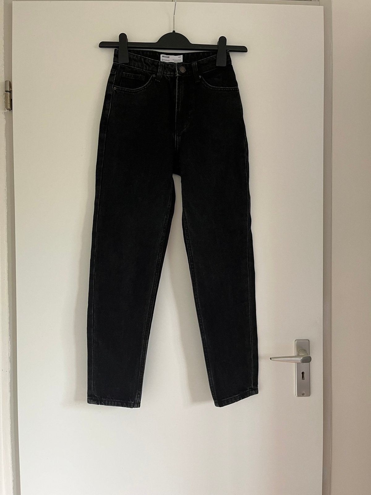 Zwarte MOM spijkerbroek / denim jeans, maat 32/XXS Bershka, Ophalen of Verzenden, Gedragen, Zwart, W27 (confectie 34) of kleiner