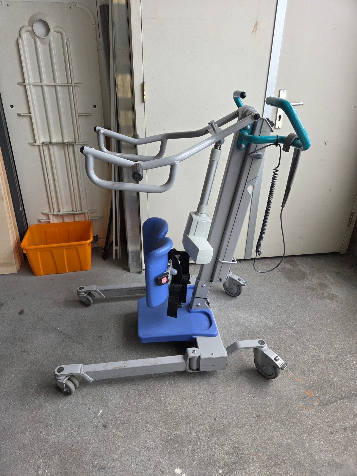 Arjo Sara 3000 actieve tillift / stalift, Diversen, Ophalen