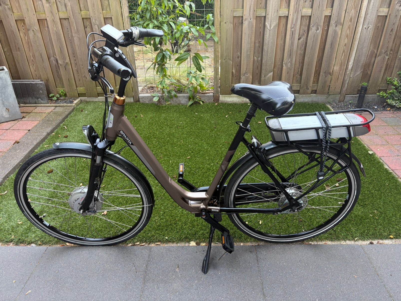 Te koop elektrische damesfiets sparta, Ophalen, Minder dan 30 km per accu, Sparta, Zo goed als nieuw