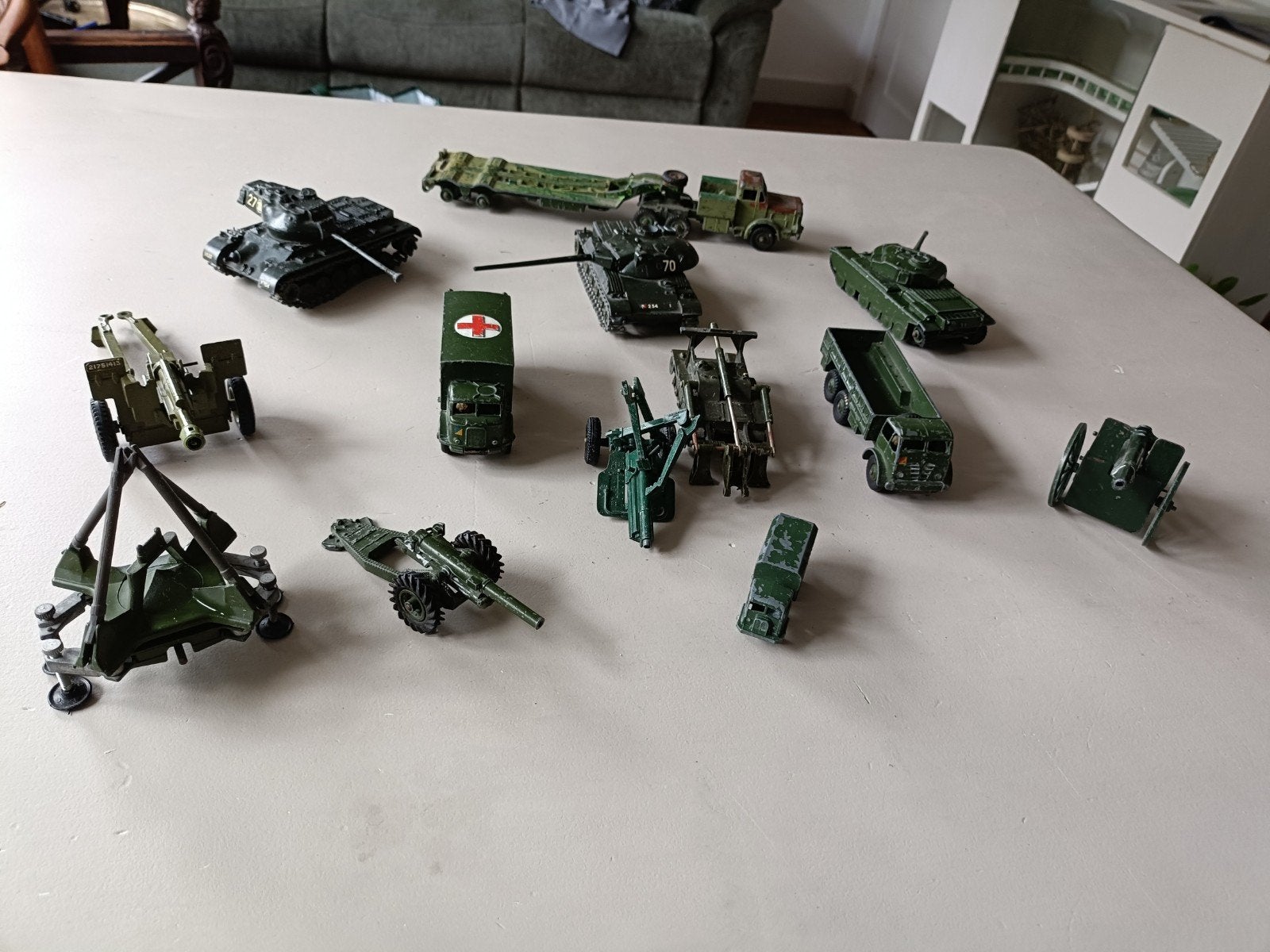 13 vintage legervoertuigen, Ophalen of Verzenden, Gebruikt, Auto, Dinky Toys