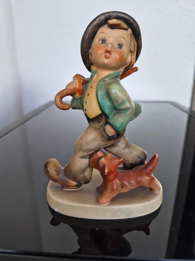 Vintage Hummel beeldje: Jongen met paraplu en hond, Ophalen of Verzenden