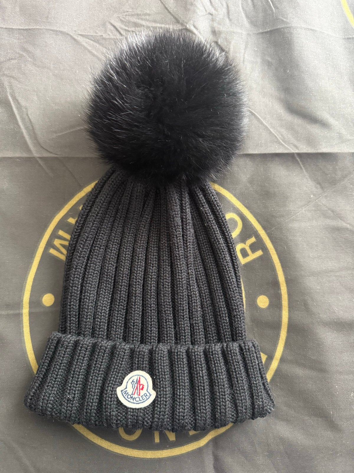 Originele Moncler muts zwart met pompon, Ophalen of Verzenden, Zo goed als nieuw, Muts