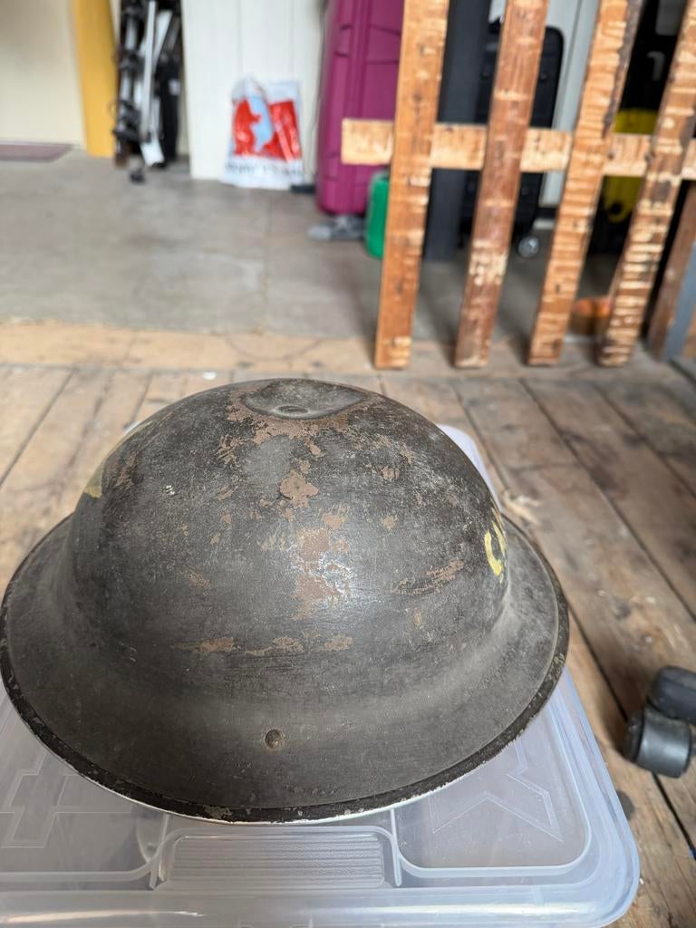 Vintage Canadese legerhelm WOII met tank embleem, Verzamelen, Ophalen of Verzenden, Landmacht, Overige gebieden, Helm of Baret