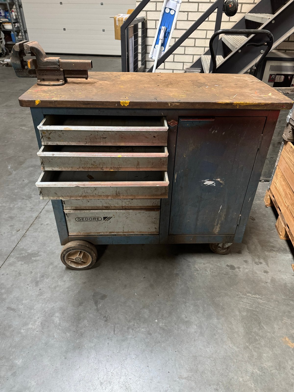 Gedore Werkbank met bankschroef en lades op wielen, Ophalen, Gebruikt, 120 tot 170 cm, Bankschroef
