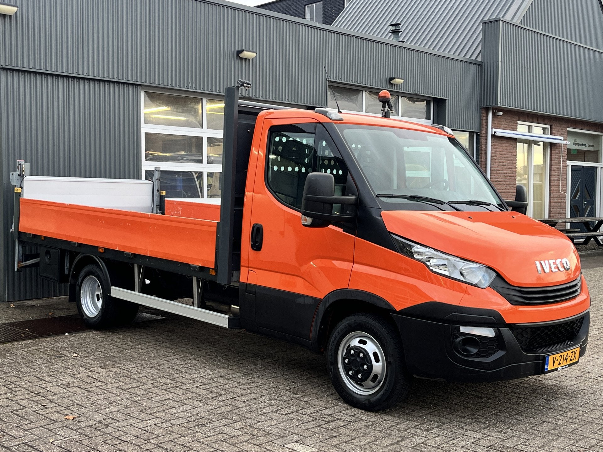 Iveco Daily 35C14 2.3 375 Laadklep 500kg Trekhaak 3500kg tre, Auto's, Gebruikt, Iveco, 2535 kg, Origineel Nederlands
