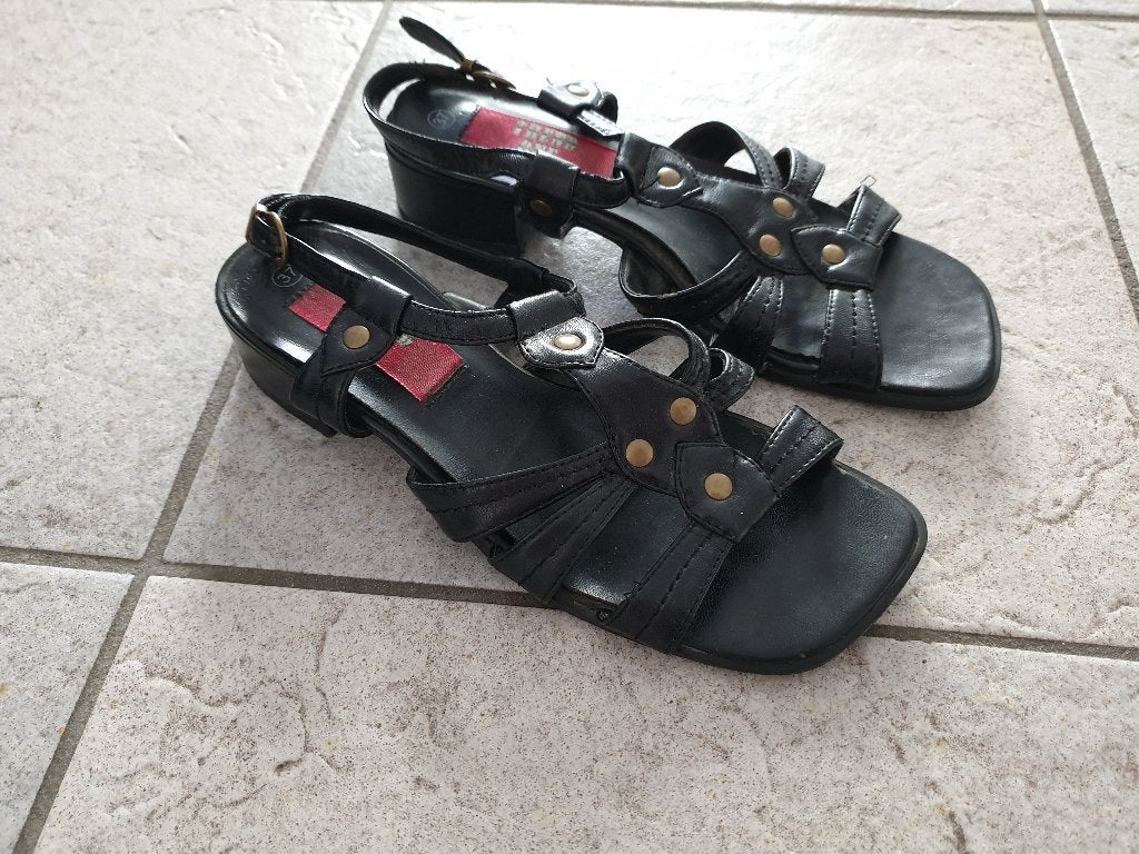 Zwarte slippers, Trend One, maat 37, Kleding | Dames, Schoenen, Slippers, Zwart, Ophalen of Verzenden, Trend One