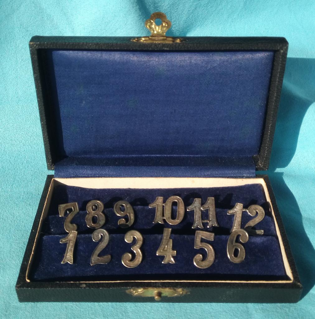 12 TAFELNUMMERS ZILVER CIJFERS DOOS ART DECO BLAUWE VOERING, Verzenden